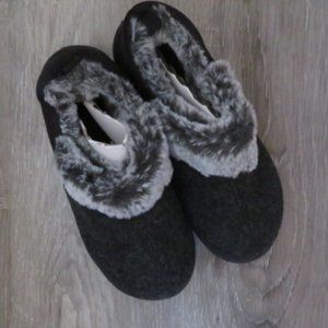 NWOT Black Faux Fur SLIPPERS Outdoor Soles Size 6 (K258)